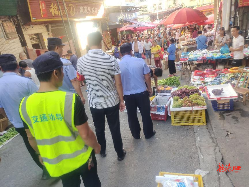 整治交通问题顽瘴痼疾 | 楚江镇严查占道经营行为