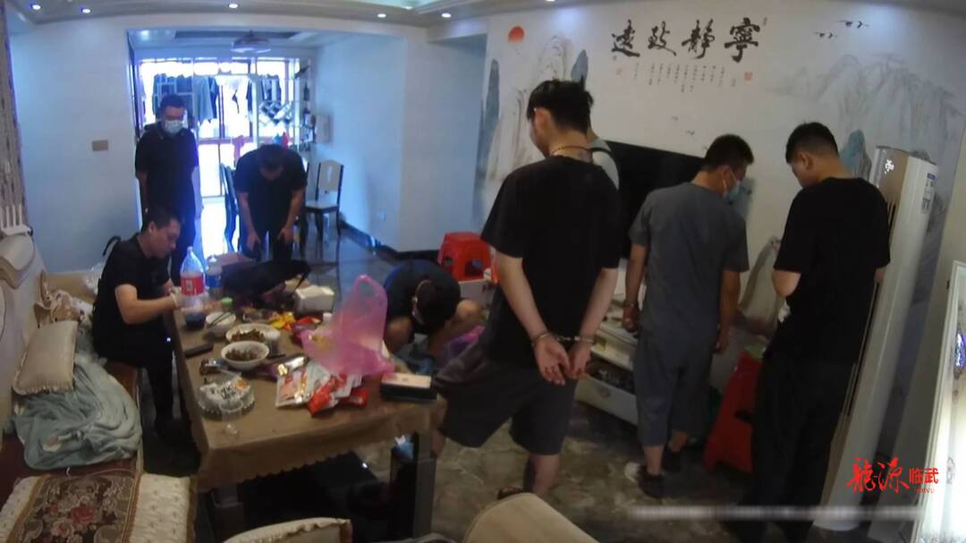 男子贩卖自制“上头”电子烟被捕