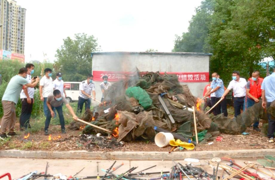 临武县开展禁用渔具集中销毁活动暨护渔员巡河安全技能培训会