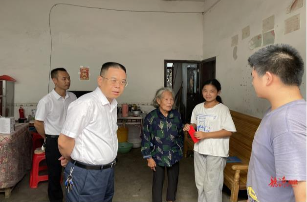 临武县人大常委会领导开展“爱心春蕾”帮扶活动