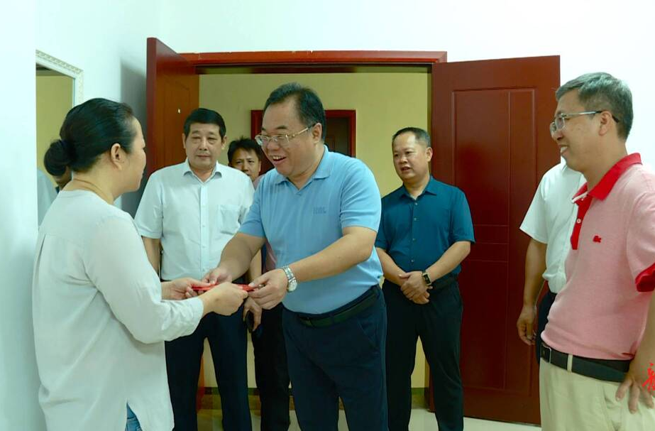 庆祝第38个教师节｜刘杨到临武一中走访慰问困难教师