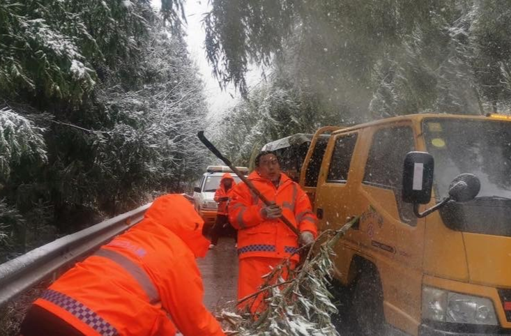 【人民网 湖南频道】郴州市公路部门积极应对新一轮低温雨雪天气