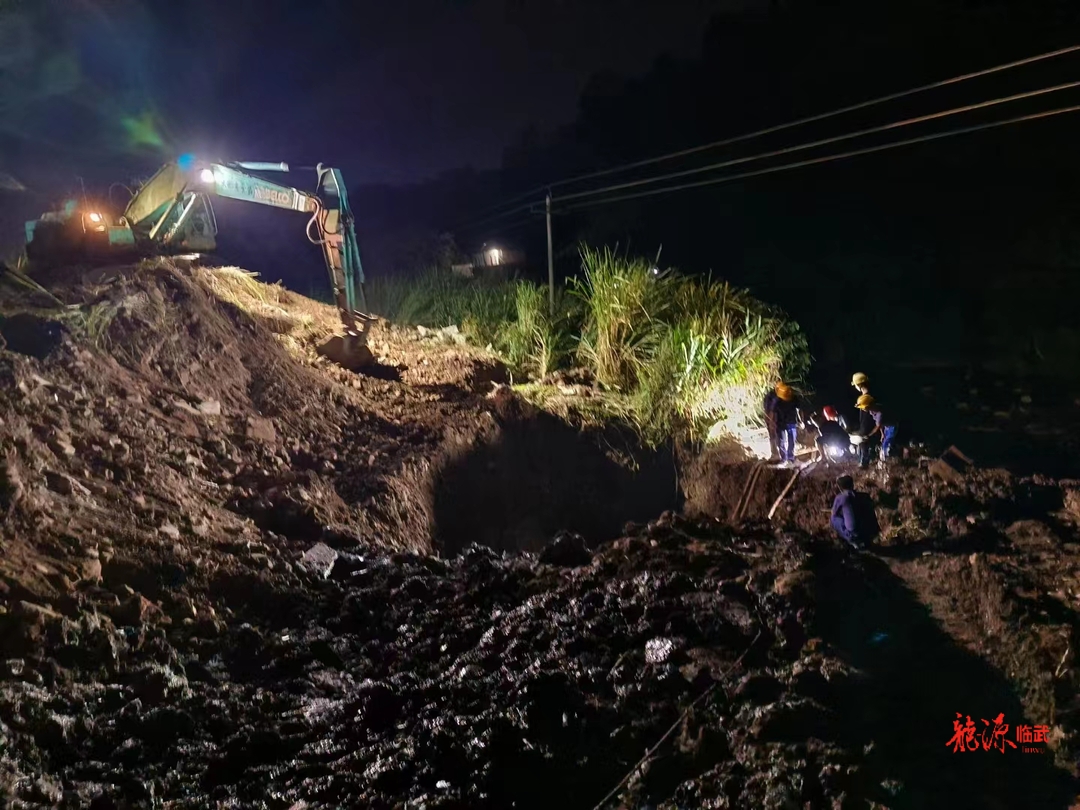 原水管道突发爆裂  抢修人员26小时连续抢修保供水