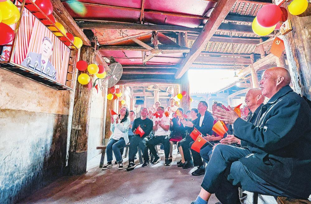 【郴州日报】迈上新的征程谱写新的华章-----我市干部群众认真收听收看党的二十大开幕会