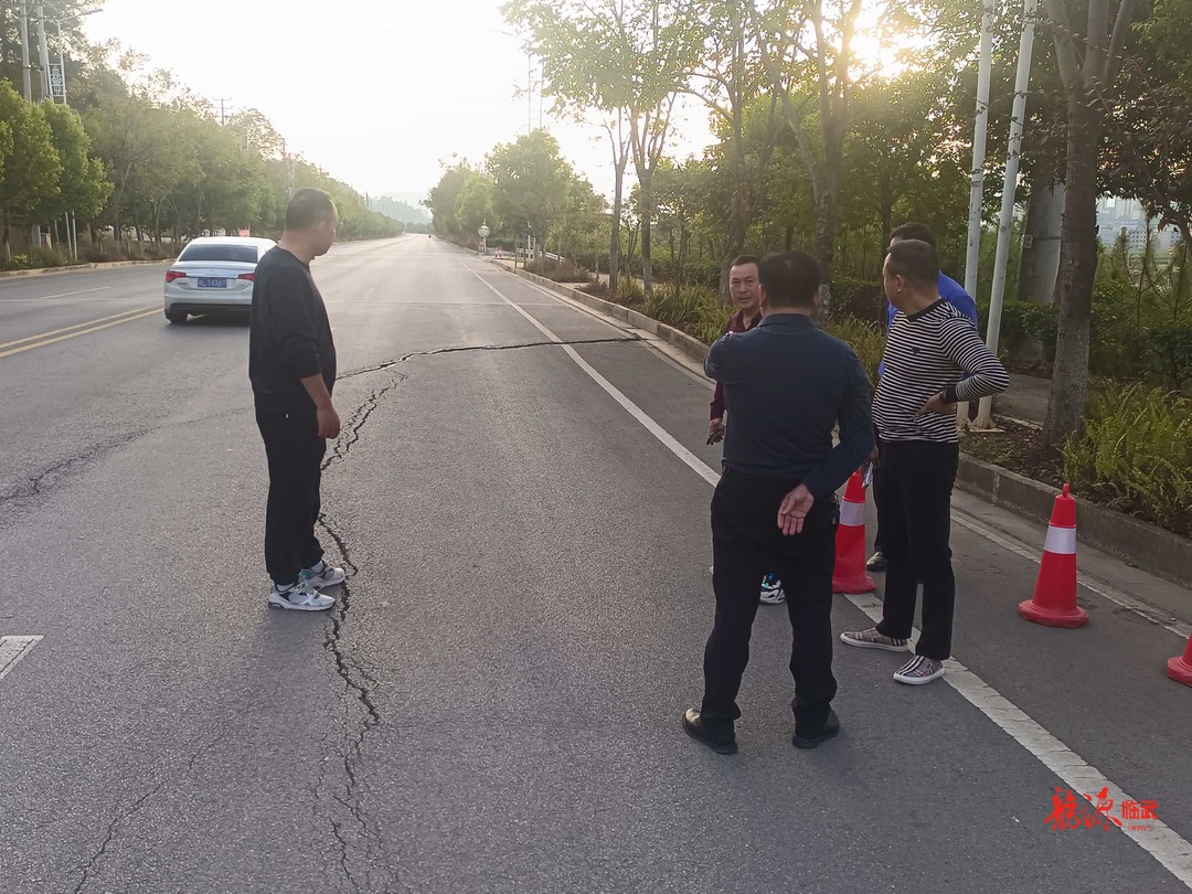 县城管执法局：修复塌陷路面保安全