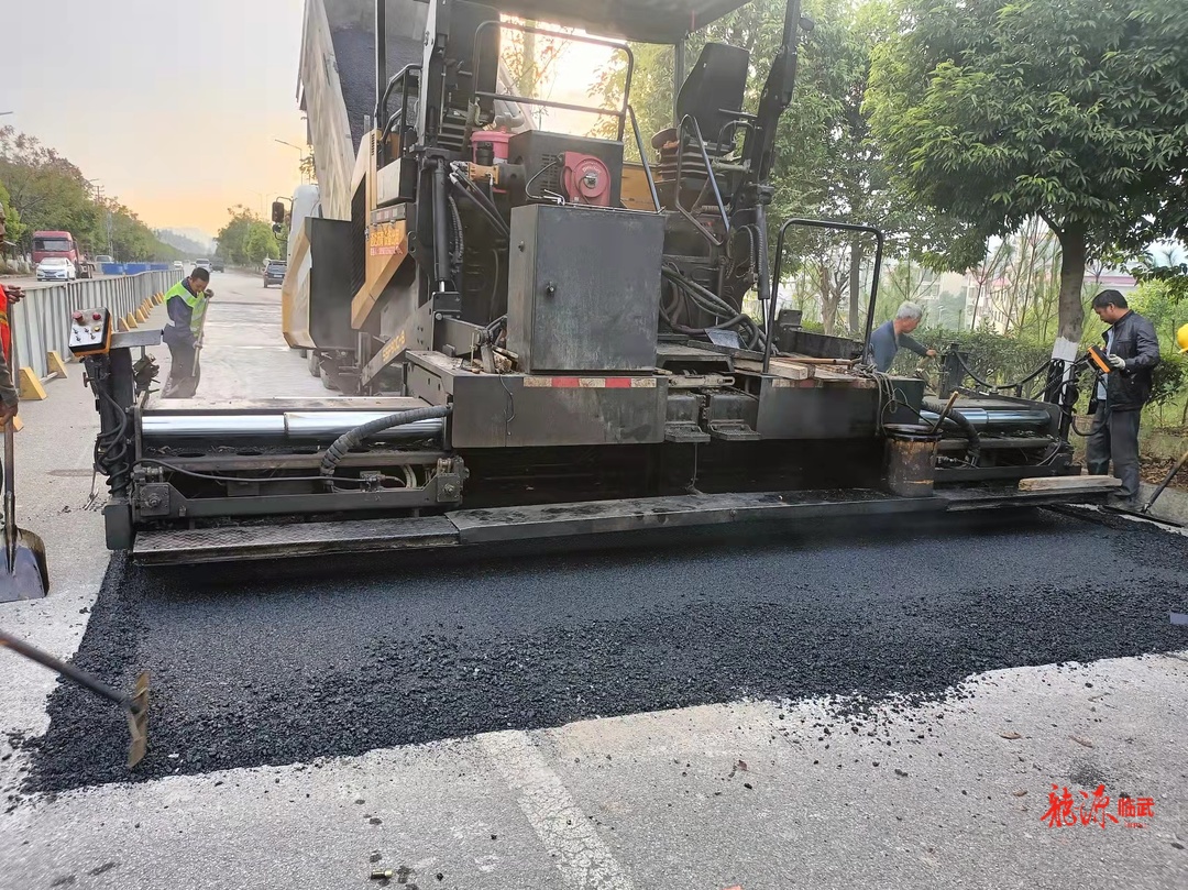 县城管执法局：修复塌陷路面保安全