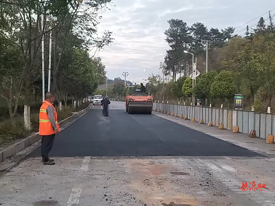 县城管执法局：修复塌陷路面保安全