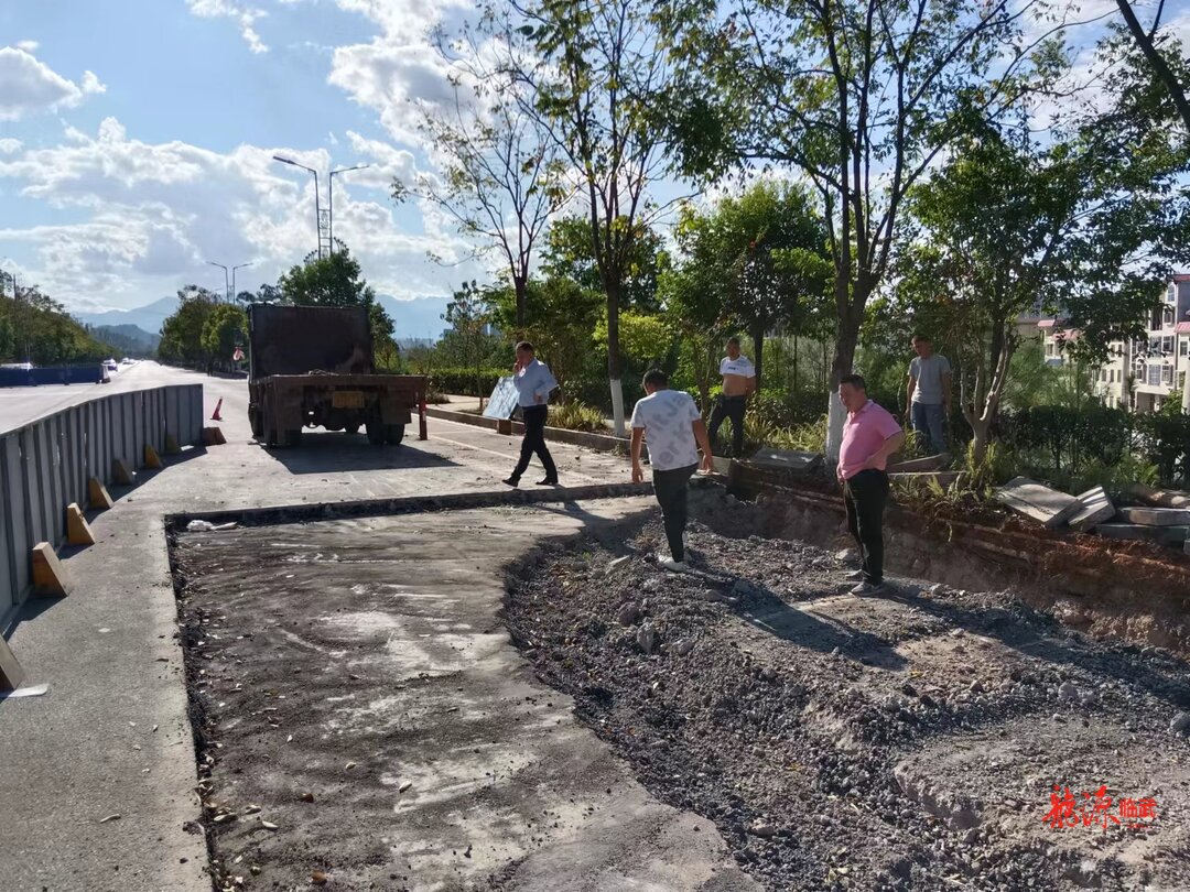 县城管执法局：修复塌陷路面保安全