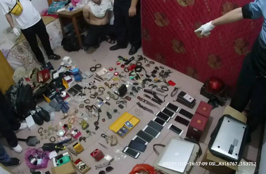 “雪亮工程”助力民警破获砸车窗盗窃车内财物案