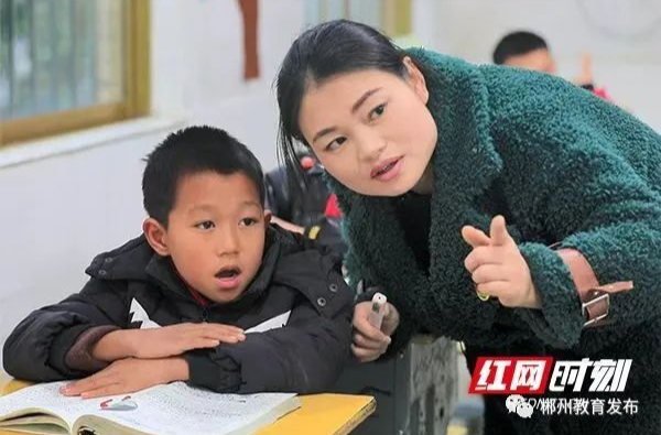 【中国教育报】郴州 “80后”夫妻教师的“家业”--举家扎根乡村10余年，成为留守儿童“大家长”