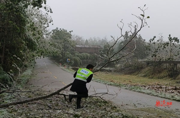 整治交通问题顽瘴痼疾 | 万水乡：清理路障保平安