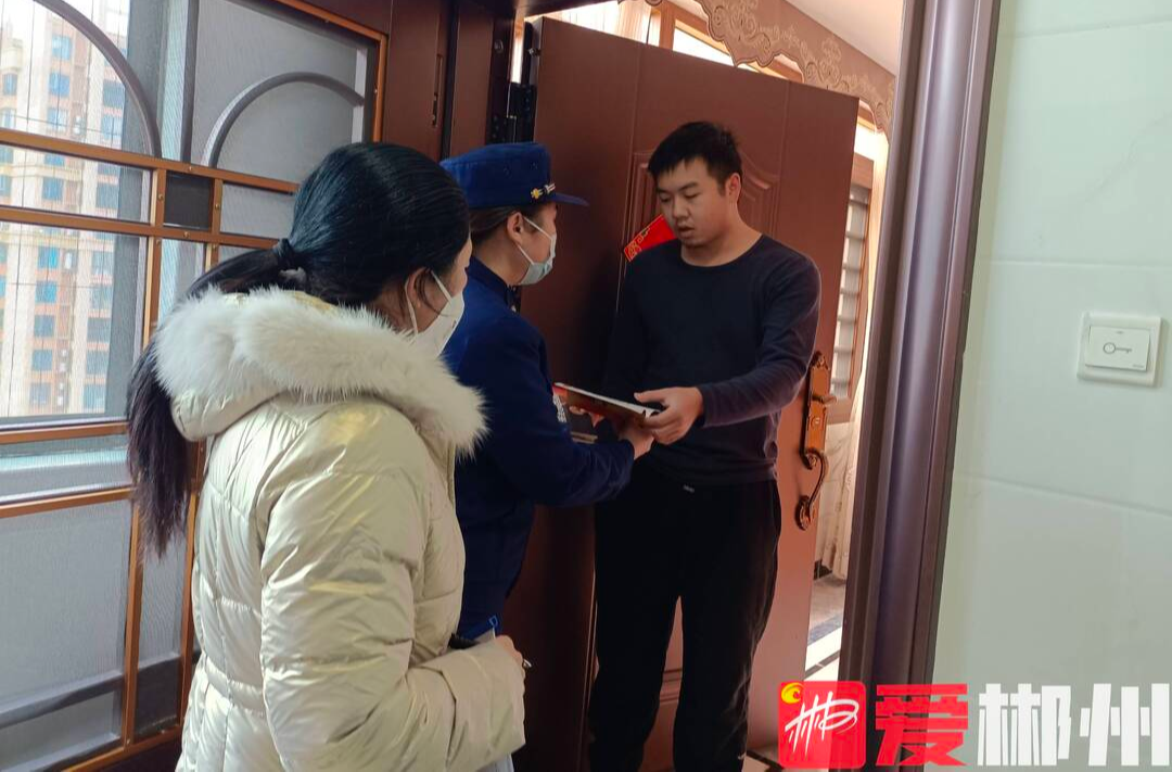 【爱郴州】临武县：消防物业联手 开展楼道杂物“大清理”