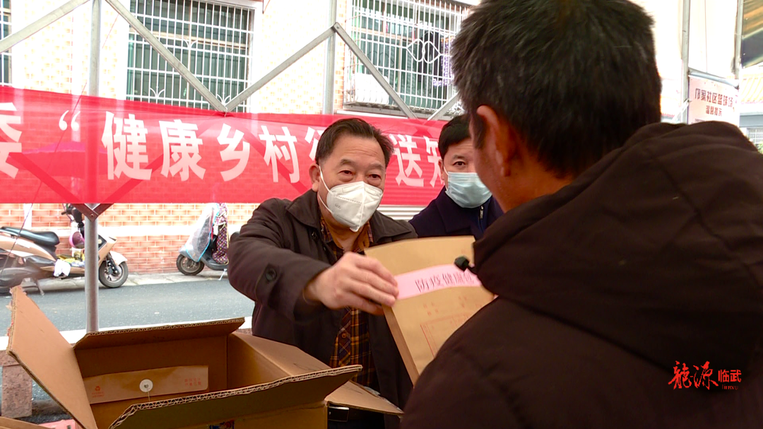 市卫生健康委来临武县开展“健康乡村行”送知识送药品活动