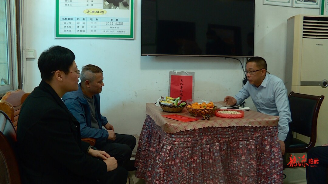 新春走基层｜市委政法委领导到临武县走访慰问见义勇为先进个人和家属