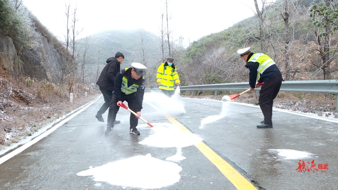 应对低温冰冻天气｜临武县交警大队：一级勤务保畅安