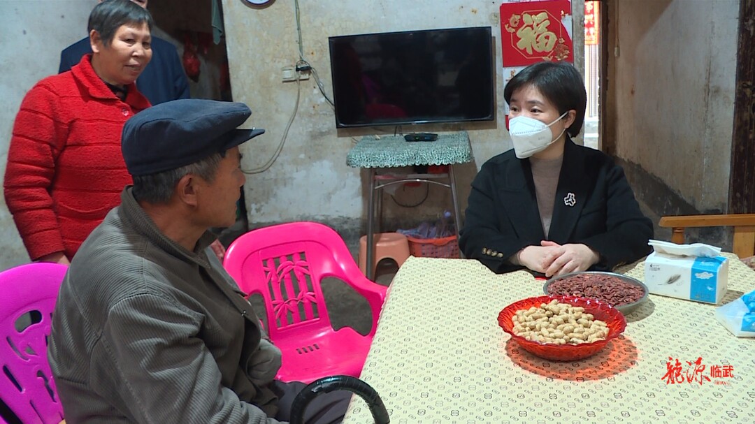 尹海莲走访慰问困难党员以及春节值班值守单位