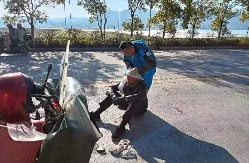 暖心！七旬老人身受重伤 热心市民出手相助