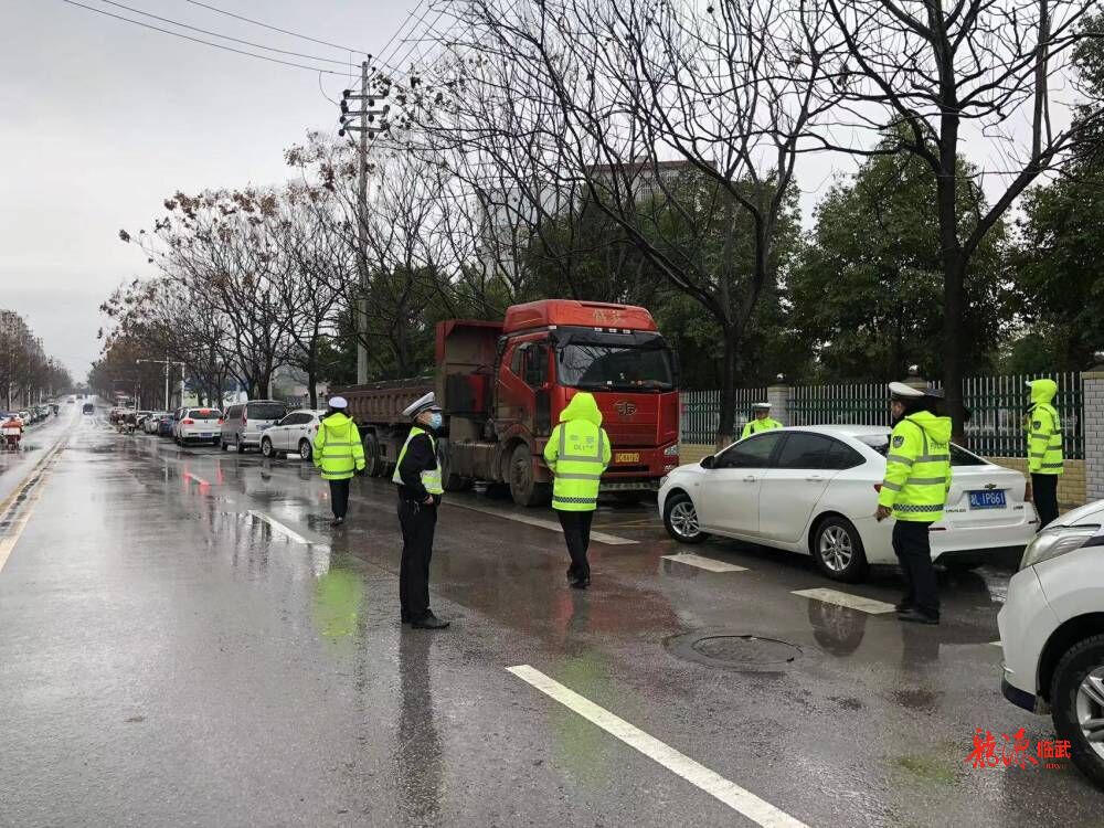 整治交通问题顽瘴痼疾 | 临武交警：撑起“平安伞”护航开学季