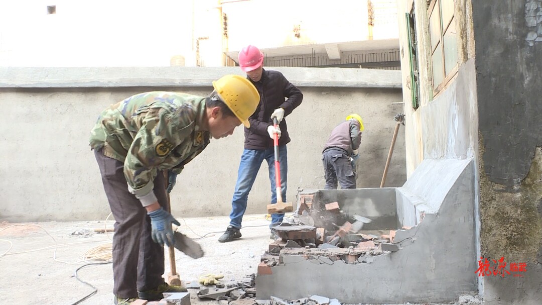临武县依法拆除一违规搭建建筑