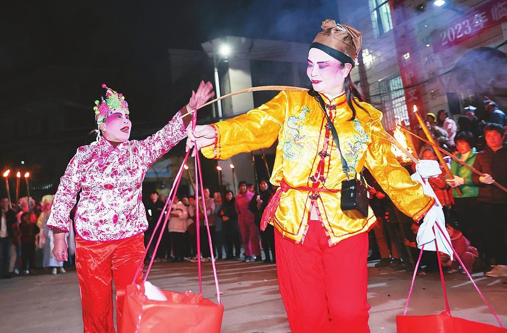 【郴州日报】图片新闻 水东镇斗水坪村举办“夜故事”民俗活动