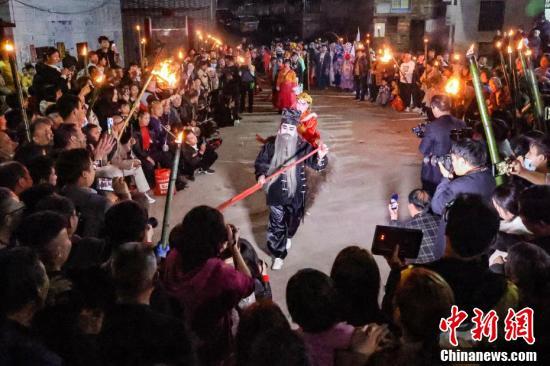 【中国新闻网】湖南非遗“临武夜故事”开演
