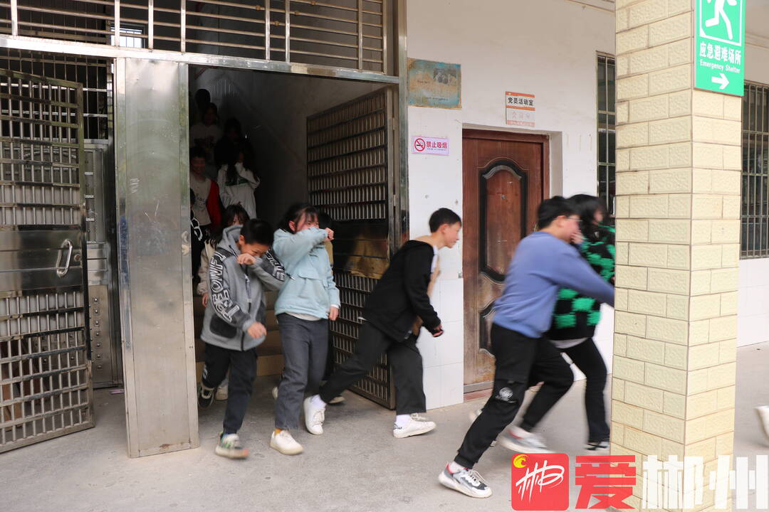【爱郴州】风险大防控：临武消防走进学校开展安全培训