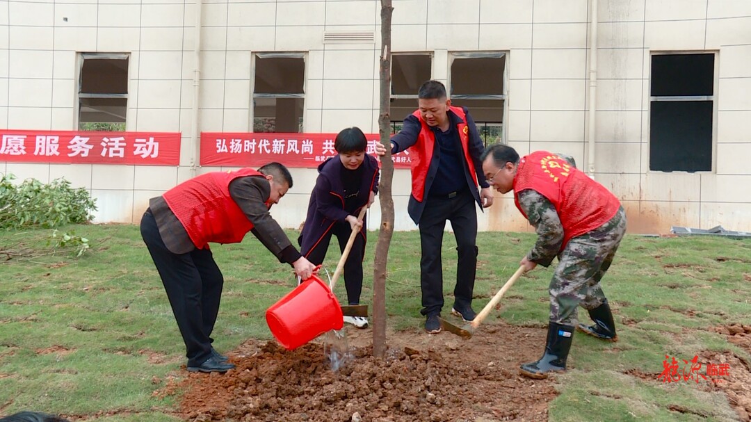 刘杨 尹海莲参加义务植树活动：让生态建设惠及更多百姓群众
