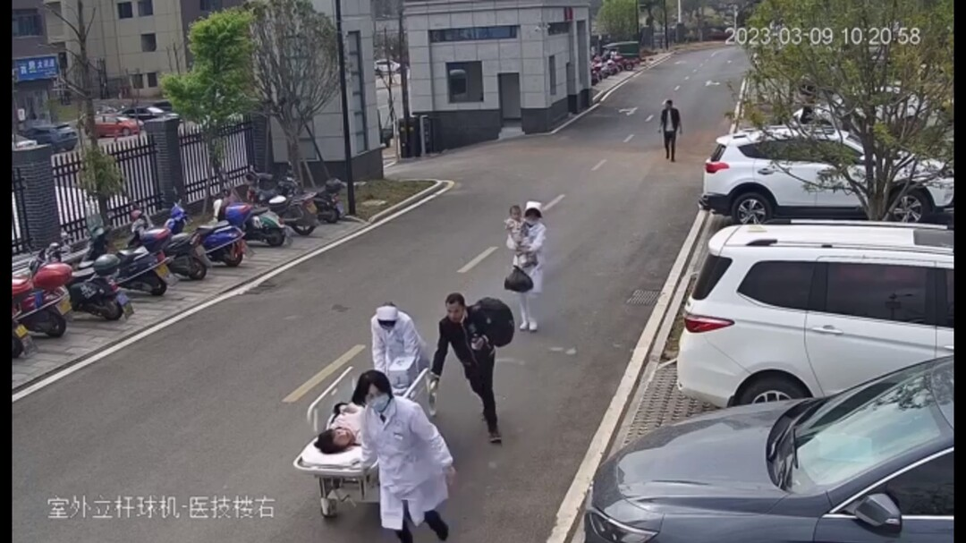 有惊无险！孕妇医院门口分娩 医护人员10分钟完成接生