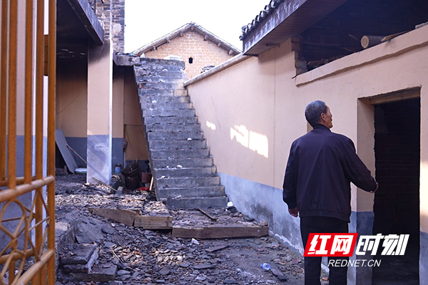 【红网时刻】临武：八旬老人家中失火 爱心人士踊跃捐款捐物