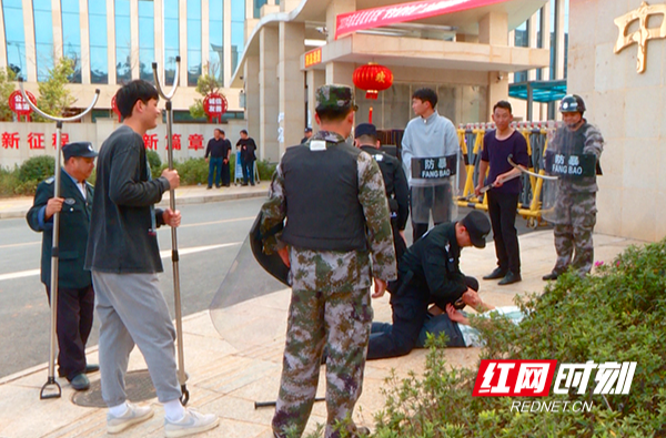 【红网时刻 湖南频道】临武县：“防暴+消防”综合演练 筑牢校园“防护墙”
