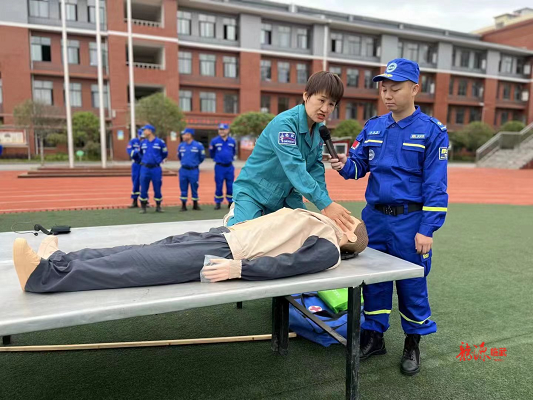 临武县八完小：防溺演练进校园   加固生命“防护墙”