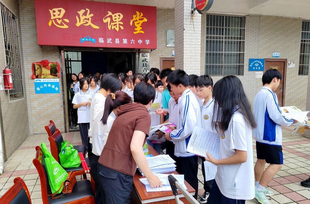 临武县中国学生营养日主题宣传活动进校园