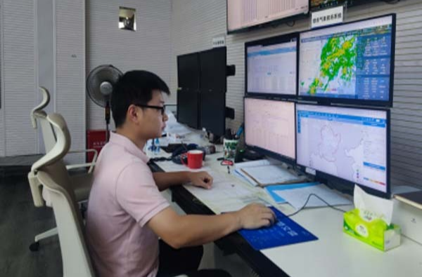 气象伉俪！一场“龙舟水”两地坚守情