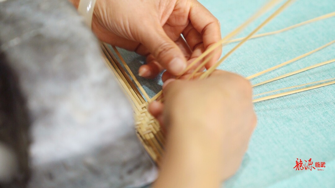 一草手艺一席传承临武龙须草席编织技艺大放异彩