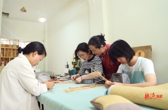 【新湖南】一“草”手艺，一“席”传承！临武龙须草席编织技艺大放异彩