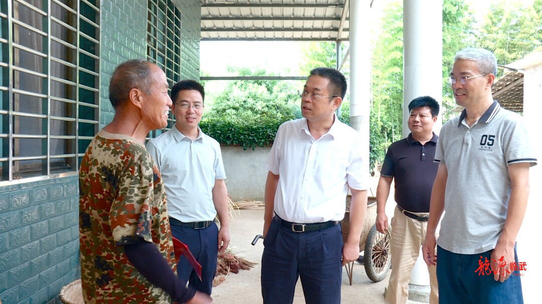 谭晓亮走访慰问困难退役军人、军属及消防指战员