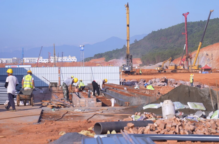 高温下的坚守 | 建筑工人：用汗水为临武发展添砖加瓦