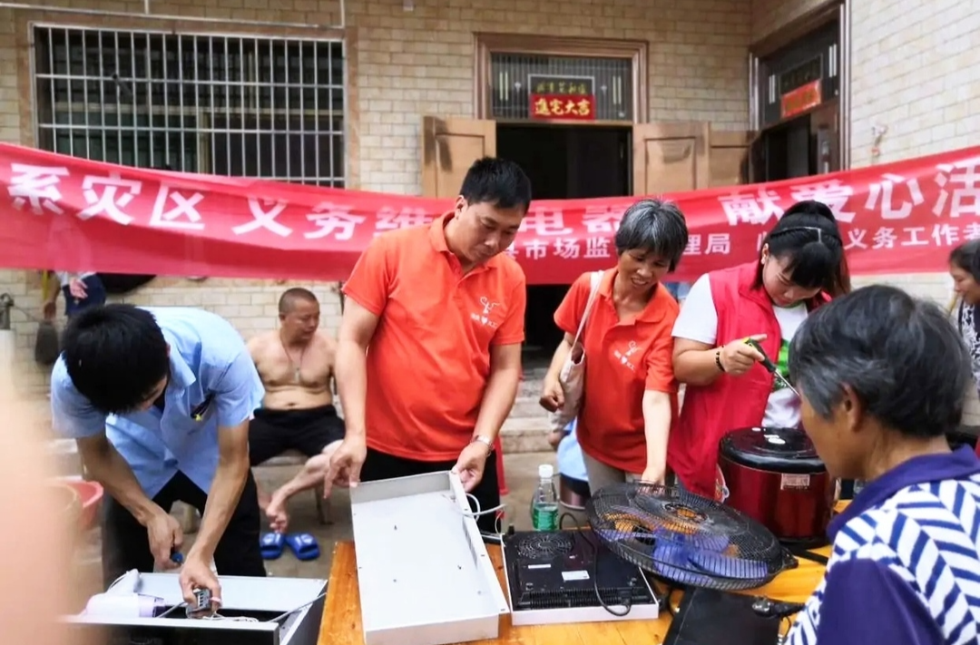 【中国新闻网】王忠文：不图回报 十年如一日帮贫扶困500余人