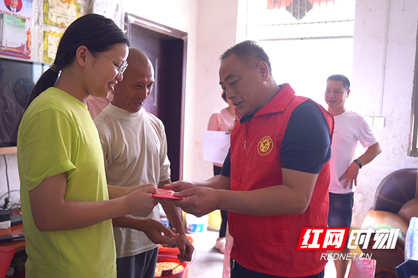 【红网时刻】李华云：热心公益7载 上百个家庭受助获益
