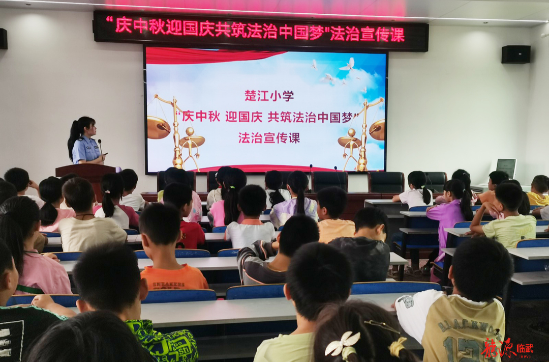 楚江司法所：双节前夕送“礼物”