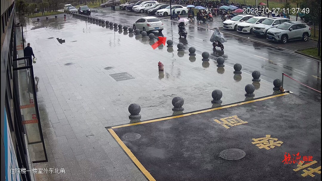 文明实践 | 暖心！护师大雨中送八旬患者回家