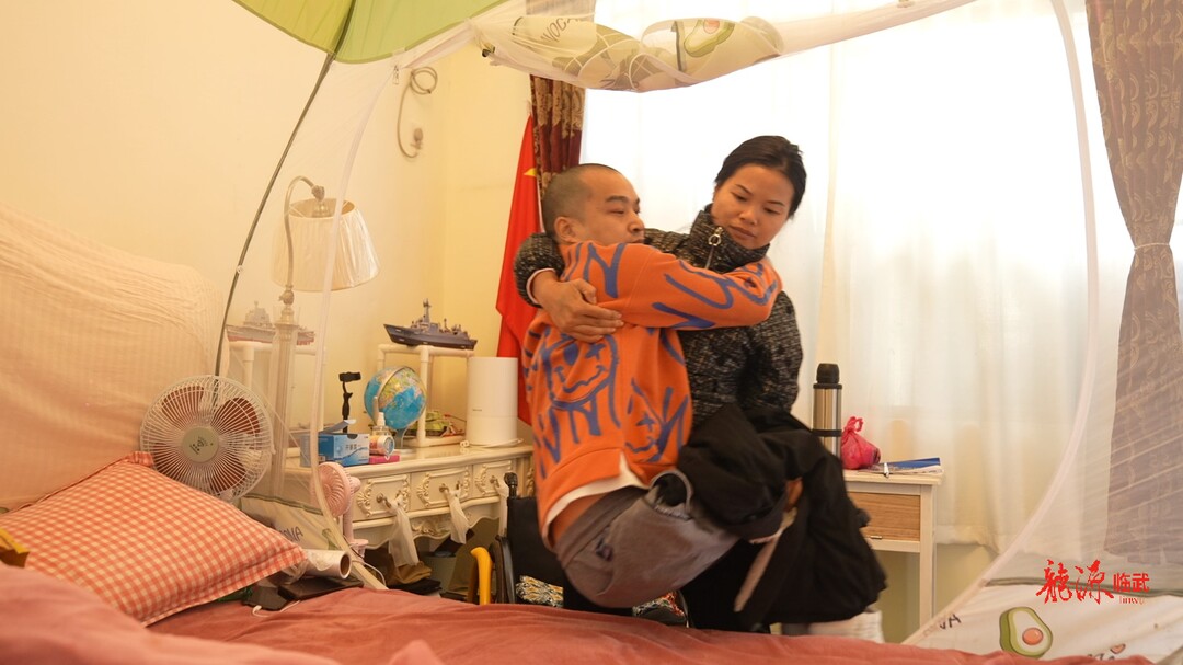 执子之手 守护一生！11年相守为瘫痪丈夫撑起一片天