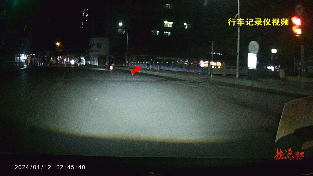 男子醉酒欲轻生 路人劝说化心结