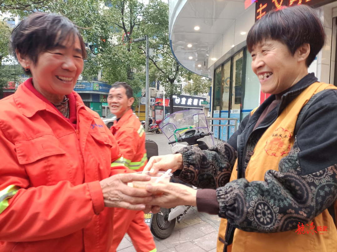 爱心志愿者为市民免费发放腊八粥