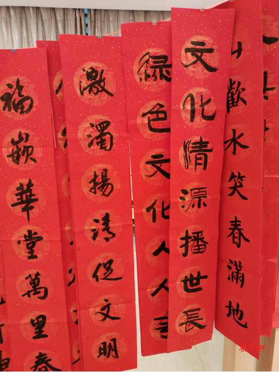 挥毫泼墨送春联 “扫黄打非”入人心