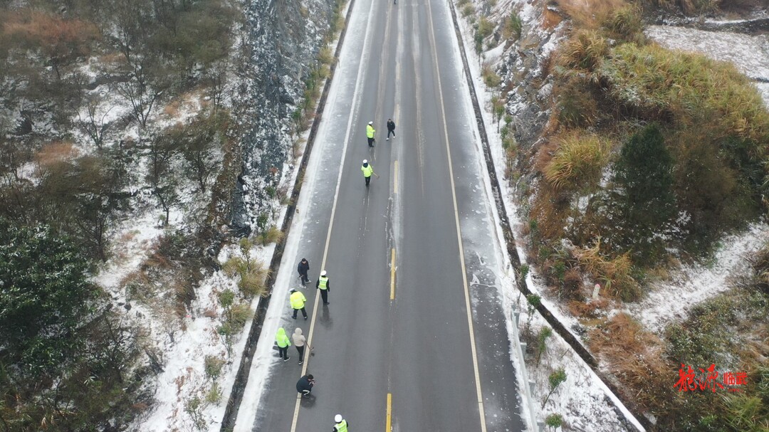 【新湖南】临武县交警大队：迎战冰雪 全力应对