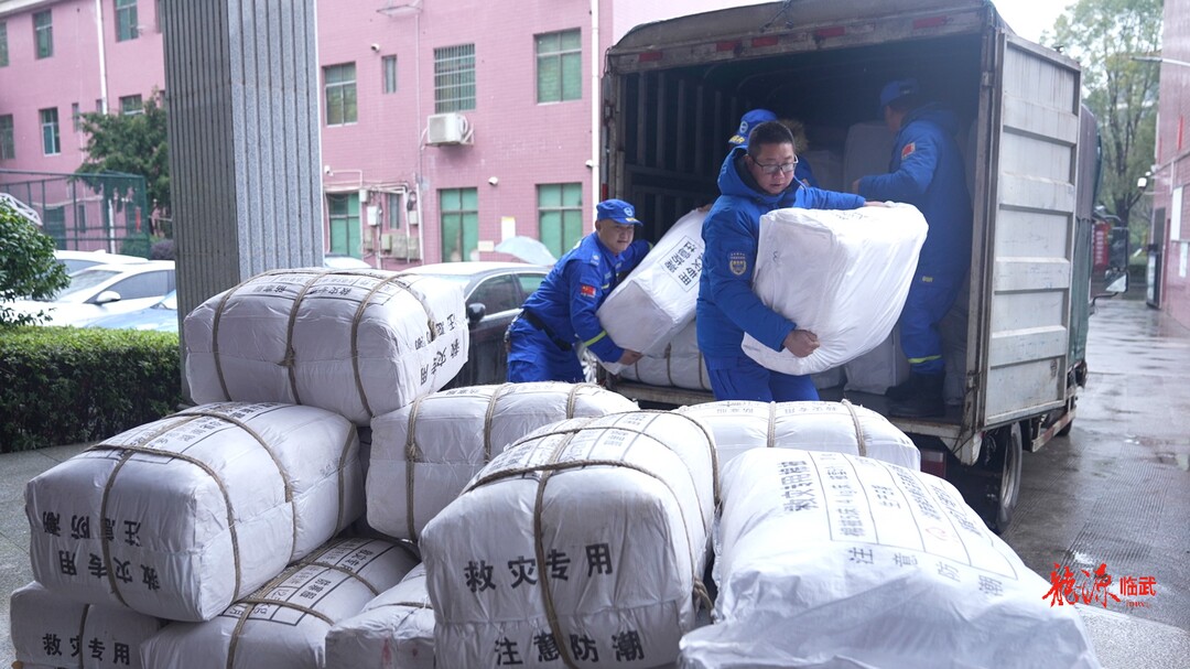 应对低温雨雪冰冻天气｜临武县应急管理局为乡镇发放御寒物资