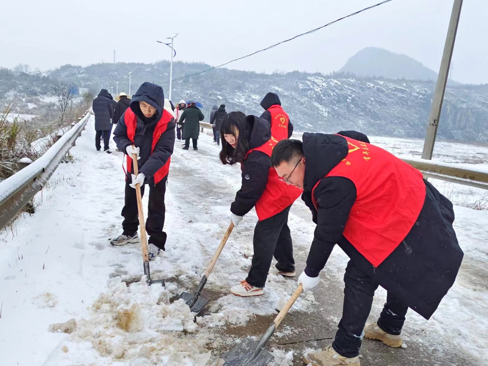 香花镇：以雪为令齐上阵  勠力奋战护平安