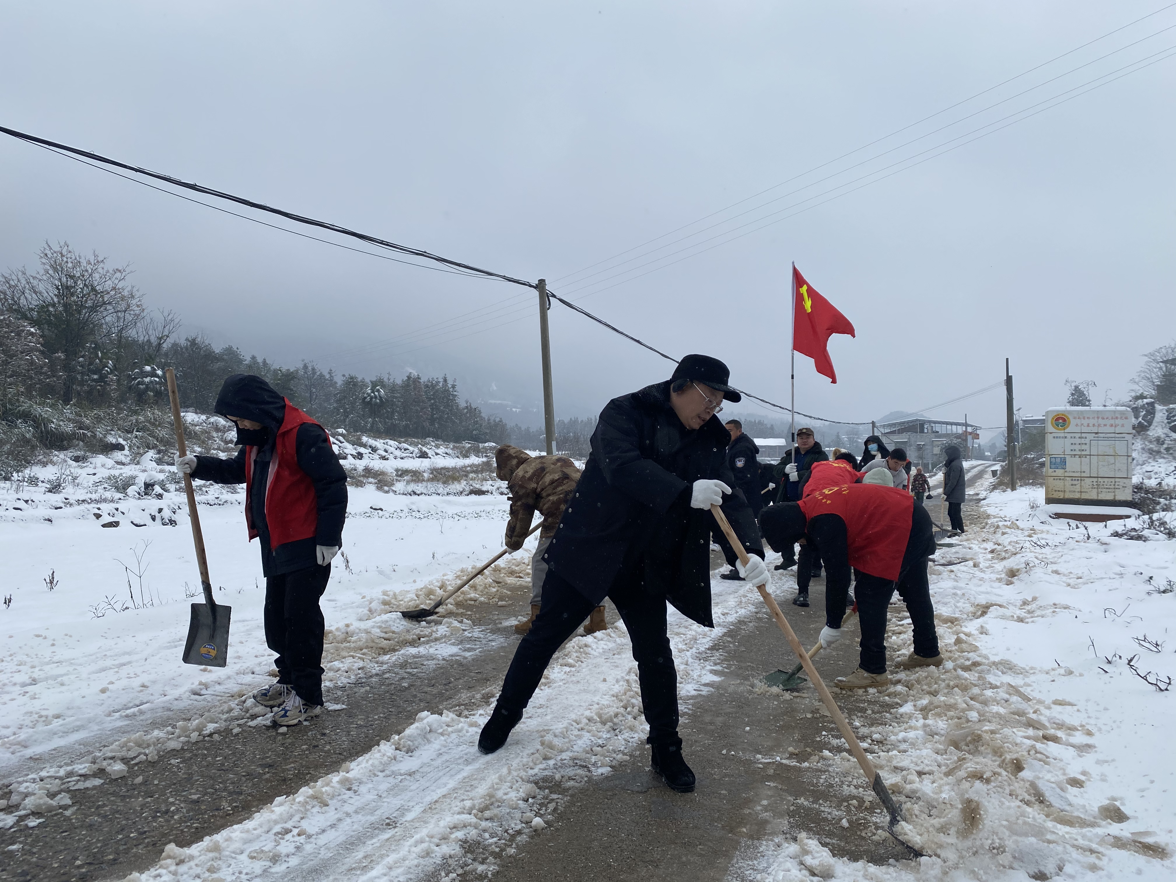 香花镇：以雪为令齐上阵  勠力奋战护平安