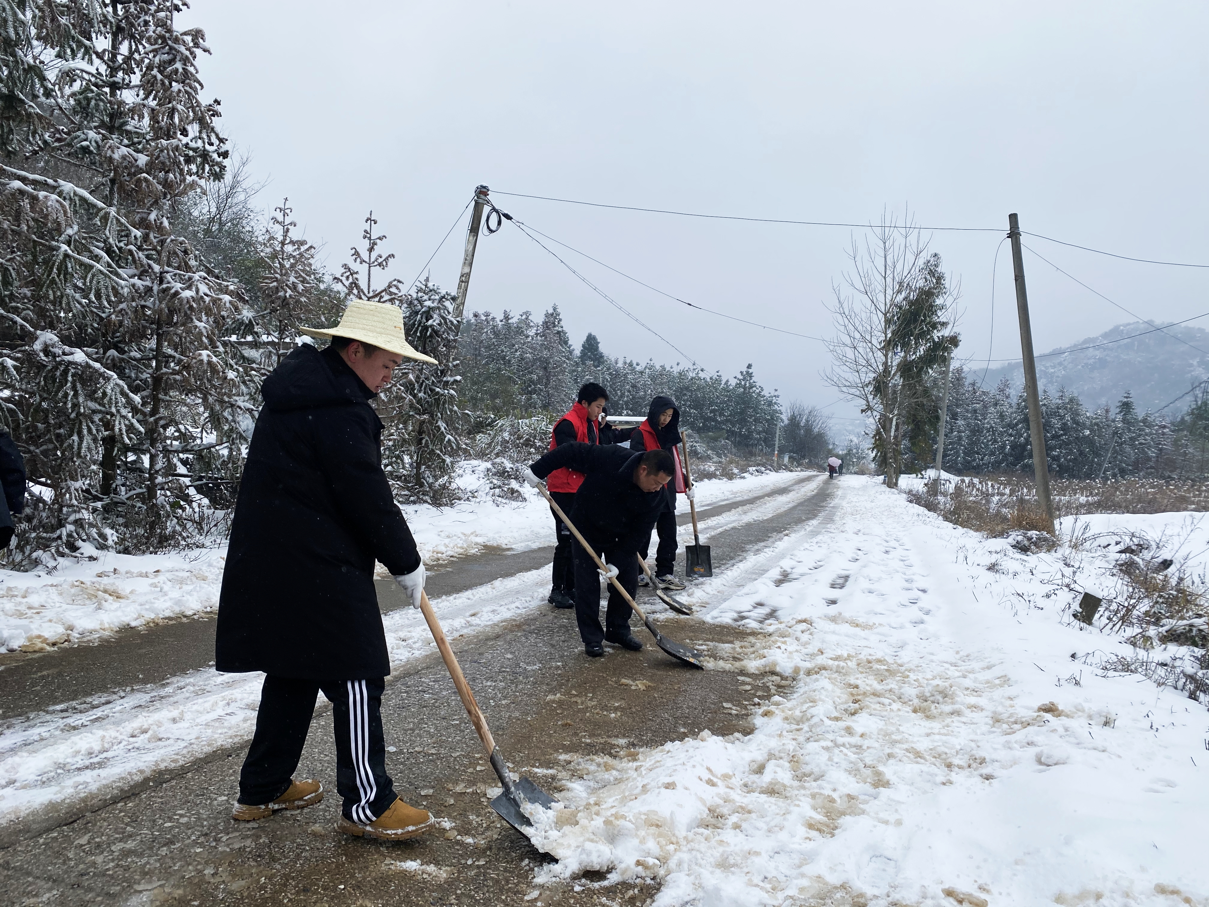 香花镇：以雪为令齐上阵  勠力奋战护平安
